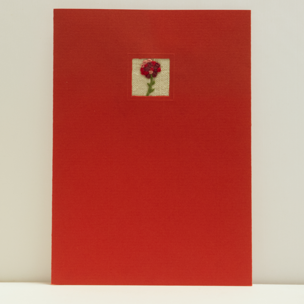 Grußkarte „Frühlingsrose“ – handgestickt